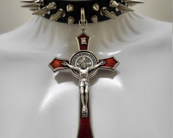 Liten men grym, (röd) krucifixhalsband