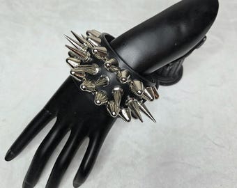 Bracelet en cuir noir à clous et à pointes