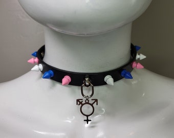 Orgullo transgénero, gay, lesbiana y no binaria, resistencia feminista, collar de cuero con pinchos
