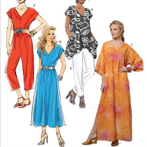 Puede incluir: Ilustración de cuatro diseños de ropa de mujer diferentes. Los diseños incluyen un mono rojo, un vestido azul, una blusa floral en blanco y negro con pantalones blancos y un vestido naranja estampado. El texto en la parte inferior dice "Listing is for sewing pattern only."