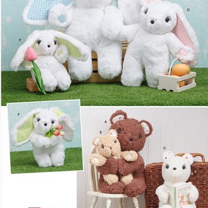Puede incluir: Una colección de peluches de conejos y osos de varios tamaños. Los conejos tienen orejas largas con tela estampada en el interior. Un conejo sostiene un tulipán, otro un ramo de flores y otro una cesta de huevos. Los osos son marrones y beige. El texto "Listing is for sewing pattern only" está en la parte inferior.