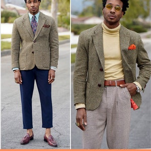 Könnte beinhalten: Ein grüner Tweed-Blazer mit braunen Knöpfen und zwei Taschen. Der Blazer wird über einem gelben Rollkragenpullover und einer karierten Hose getragen. Die Person trägt einen braunen Gürtel und eine Sonnenbrille.