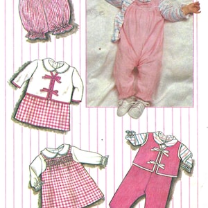 Könnte beinhalten: Ein Schnittmuster für Säuglingskleidung mit Illustrationen eines rosa Stramplers, eines weiß-rosa karierten Kleides mit Jacke, eines gesmokten Kleides und eines rosa Westensets. Enthält ein Foto eines Säuglings in einem rosa Strampler.
