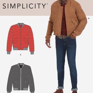 Peut inclure: Patron de couture Simplicity pour une veste bomber. Le patron comprend deux variantes : une veste matelassée rouge et une veste grise. Le patron est présenté sur un mannequin portant une veste bomber marron, une chemise à carreaux et un jean bleu.