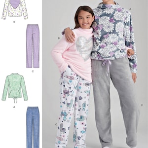 Pode incluir: Padrão de costura para um conjunto de pijama de duas peças com uma blusa de manga comprida e calças. A blusa tem gola alta e um design em forma de coração. As calças têm cintura elástica e cordão. O padrão inclui três opções de tecido diferentes: uma estampa floral, uma estampa de lhama e uma cor sólida.