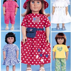 Könnte beinhalten: Ein Schnittmuster mit Bekleidungsdesigns für Puppen. Das Bild zeigt Puppen in verschiedenen Outfits, darunter ein rotes Polka-Dot-Kleid mit einem amerikanischen Flaggenaufnäher, ein weißes Kleid und Freizeitkleidung. Die Outfits umfassen Hüte, Kleider und Hosen.