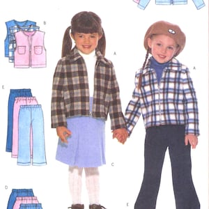 Könnte beinhalten: Ein Schnittmuster für Kinderkleidung mit einer karierten Jacke, einer Weste, einem Rock, einer Hose und einer Mütze. Das Schnittmuster umfasst die Größen 2-3, 4-5. Die Schnittmuster-Nummer lautet 5778/020.