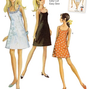 Könnte beinhalten: Vintage-Schnittmuster für ein ärmelloses Kleid mit drei verschiedenen Stilen. Das Schnittmuster ist für die Größen 10-18 und stammt von Simplicity Schnittmuster Nummer 7677. Das Schnittmuster heißt "Jiffy" und bietet eine einfache Schnittführung und ein einfaches Nähen.