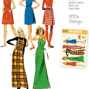 Könnte beinhalten: Vintage-Schnittmuster für ein Kleid im Stil der 1970er Jahre. Das Schnittmuster umfasst vier verschiedene Stile: ein kurzes rot-weiß kariertes Kleid, ein kurzes blaues Kleid mit einer Tasche, ein langes grünes Kleid und ein langes kariertes Kleid. Das Schnittmuster ist von Simplicity und trägt die Bezeichnung "Super Jiffy" und "Easy Cut, Easy Sew".