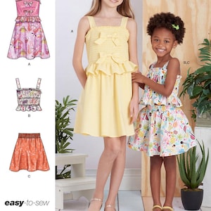 Puede incluir: Patrón de costura para un vestido de niña con falda con volantes y un top con detalle de lazo. El patrón incluye tres estilos diferentes: un estampado floral rosa, un color sólido amarillo y un estampado floral blanco. El patrón está diseñado e impreso en los EE. UU.
