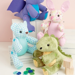 Può includere: Modello di cucito per quattro peluche: un drago viola, un dinosauro verde, un orsacchiotto blu e bianco a scacchi e un coniglietto rosa con tessuto floreale. Il modello include istruzioni per la realizzazione dei giocattoli e l'aggiunta di bottoni per gli occhi.