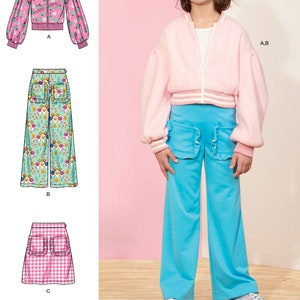 Può includere: Un cartamodello per una giacca bomber rosa e bianca, un paio di pantaloni blu con tasche a volant e una gonna a quadri rosa e bianca. Il cartamodello è stato progettato e stampato negli Stati Uniti.