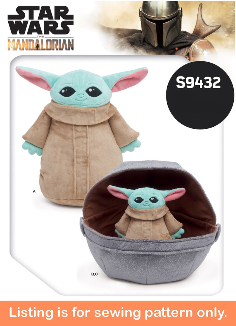 K&ouml;nnte beinhalten: N&auml;hmuster f&uuml;r ein Pl&uuml;schtier des Charakters "The Child" aus der Star Wars-Serie "The Mandalorian". Das Muster enth&auml;lt Anleitungen zur Herstellung des Charakters in sitzender Position und in einer Wiege.