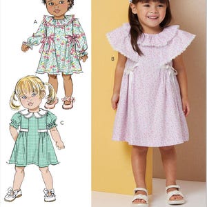Könnte beinhalten: Ein Schnittmuster für Mädchenkleider. Das Muster enthält Illustrationen von drei verschiedenen Kleiderstilen: ein Kleid mit Blumendruck und rosa Schleifen, ein rosa Blumenkleid mit Rüschenkragen und ein grün kariertes Kleid mit weißem Kragen. Der Text unten lautet: Angebot gilt nur für Schnittmuster.