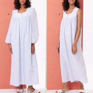 Op de afbeelding: Twee lichtblauwe nachthemden met witte kanten bies worden getoond. Eén heeft lange mouwen, de andere is mouwloos. De nachthemden zijn met knopen en tot op de grond. De tekst "Listing is for sewing pattern only" staat onderaan.