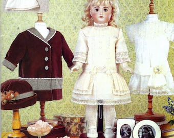 Könnte beinhalten: Ein Bild eines Vogue Doll Collection Schnittmusters. Das Bild zeigt eine Puppe in einem cremefarbenen Kleid, einer bordeauxfarbenen Jacke und einem weißen Kleid. Ein bordeauxfarbener Hut und gerahmte Fotos sind ebenfalls zu sehen. Der Text unten lautet: Angebot gilt nur für Schnittmuster.