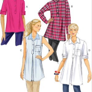 Op de afbeelding: Illustratie van vier tuniekshirtontwerpen. De shirts zijn in roze, rood geruit, blauw en wit gestreept en wit. Elk shirt heeft een knoopsluiting en een zak. De tekst onderaan luidt "Listing is for sewing pattern only."