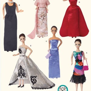 Può includere: Immagine di sei outfit di bambole alla moda. Le bambole indossano vari abiti, tra cui un abito a tubino nero, un abito da ballo rosso e un abito argentato con abbellimenti neri. L'immagine include il testo "Clothes Fit Dolls 11 1/2" (29cm)" e "Listing is for sewing pattern only."