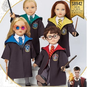 Puede incluir: Un patrón de costura para muñecas de 45 cm que presenta cuatro muñecas vestidas con uniformes escolares de Hogwarts. Las muñecas visten túnicas con los colores y escudos de las casas, sosteniendo varitas. La imagen incluye el logotipo de "Harry Potter" y detalles del patrón.