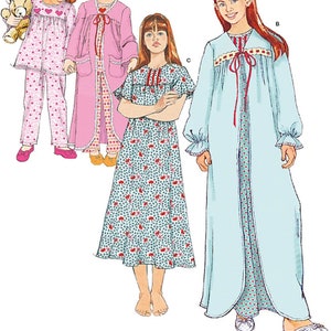 Pode incluir: Padrão de costura para roupa de dormir para meninas. O padrão inclui três estilos diferentes: um pijama rosa com estampa de coração, um roupão rosa com acabamento de renda e uma camisola azul com estampa floral.