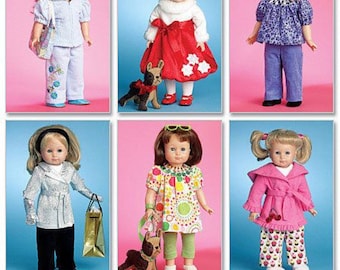 Könnte beinhalten: Sechs Puppen in verschiedenen Outfits werden vor rosa- und blaufarbenen Hintergründen gezeigt. Die Puppen tragen Kleider, Hosen und Jacken in verschiedenen Farben und Mustern. Jede Puppe hat eine einzigartige Frisur. Der Text unten lautet: Listing is for sewing pattern only.