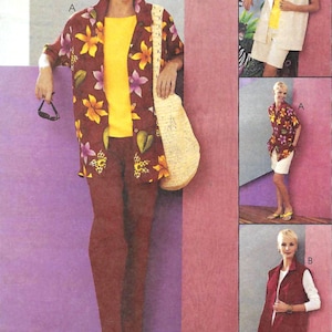 Puede incluir: Patrón de costura para una blusa y pantalones para mujer. La blusa es una camisa de corte holgado con estampado floral y un top amarillo debajo. Los pantalones son de color marrón sólido. El patrón incluye dos estilos diferentes: un chaleco sin mangas y una camisa de manga corta.