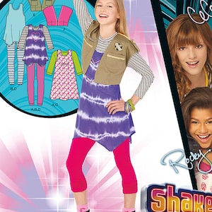 Pode incluir: Um padrão de costura para um traje de menina, incluindo uma blusa tie-dye roxa e branca, leggings rosa e um colete marrom. O padrão é da Disney e é intitulado "Shake It Up!" com a assinatura de "Rocky".