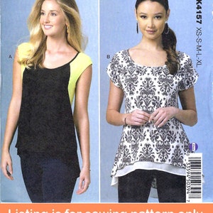 Pode incluir: Padrão de costura para duas blusas. A primeira blusa é preta com uma borda amarela e a segunda blusa é branca com um padrão floral preto. O padrão é para os tamanhos XS-S-M-L-XL. O número do padrão é K4157.