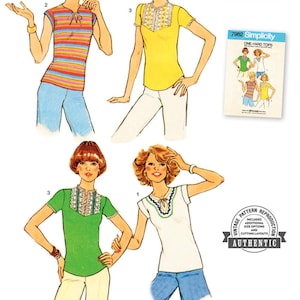 Può includere: Modello di cucito vintage degli anni '70 per top da un metro. Il modello include diversi modelli di top, ognuno dei quali richiede un metro di tessuto o meno. L'immagine mostra illustrazioni dei top in vari colori e stili. Il modello è progettato e stampato negli Stati Uniti.