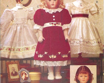 Könnte beinhalten: Vogue Doll Collection Schnittmuster mit drei Puppenkleidern. Die Kleider werden auf Schaufensterpuppen und einer Puppe präsentiert. Die Kleider sind weiß und rot mit Spitze und floralen Details. Das Schnittmuster ist von Teresa Layman.
