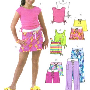 Puede incluir: Un patrón de costura para hacer una variedad de tops y fondos para niñas. El patrón incluye un top de tirantes rosa, un top de tirantes verde, un top rosa de manga corta, una falda amarilla, una falda rosa, un short rosa, un short azul y un pantalón morado. El patrón se llama "Easy Endless Options".