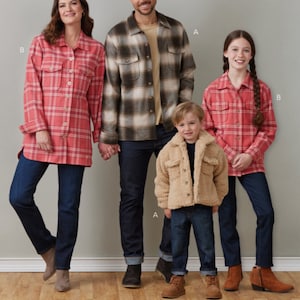 Może przedstawiać: Czterosobowa rodzina w kratkowanych koszulach. Koszule są w różnych kolorach, w tym czerwonym, brązowym i białym. Rodzina stoi przed jasnoszarą ścianą. Oferta dotyczy tylko wzoru szycia.