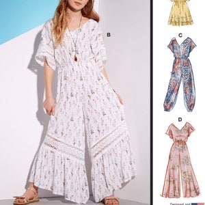 Op de afbeelding: Een naaipatroon voor een jumpsuit met een bloemenprint en kantversiering. Het patroon omvat vier verschillende stijlen: een top met korte mouwen, een top met lange mouwen, een jumpsuit met wijde pijpen en een jumpsuit met smalle pijpen. Het patroon is ontworpen en gedrukt in de VS.