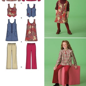 Può includere: Modello di cucito per un outfit da ragazza. Il modello include una camicia a quadri, un gilet rosso, una salopette di jeans, una salopette con stampa floreale, un pantalone beige e un pantalone rosso. Il modello è mostrato con una modella che indossa l'outfit.