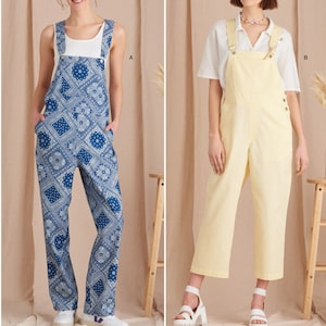 Può includere: Due modelli di cucito per salopette, uno con stampa paisley blu e bianca e l'altro in giallo tinta unita. I modelli sono etichettati A e B.