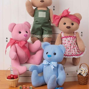 Peut inclure: Patron de couture pour quatre ours en peluche. Les ours portent des tenues différentes : un ours rose avec un nœud rouge, un ours brun avec une salopette verte, un ours brun avec une robe rose et un nœud rouge, et un ours bleu avec un nœud bleu et blanc. Le patron comprend des instructions pour la réalisation de chaque ours.