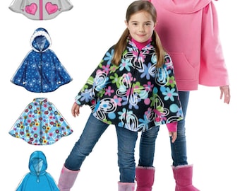 Peut inclure: Patron de couture pour une cape à capuche avec fermeture éclair. Le patron comprend cinq modèles différents : une cape grise avec des cœurs roses, une cape bleue à motif flocon de neige, une cape bleue à motif floral, une cape bleue à pois et une cape bleue unie. Le patron est intitulé « EASY ».