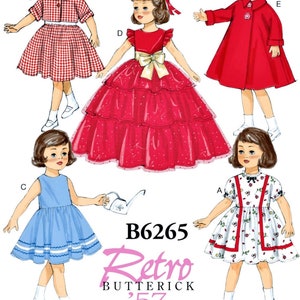 Può includere: Un modello di cucito vintage per abiti di bambola, con cinque diversi design. Il modello è di Butterick, B6265, e risale al '57. I design includono un abito a quadri rosso e bianco, un abito da ballo rosso, un abito blu, un abito bianco con bordini rossi e un cappotto rosso.