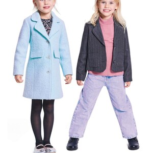 Op de afbeelding: Twee jonge meisjes tonen kinderkleding. Eén draagt een lichtblauwe jas over een bloemen top en zwarte panty's. De ander draagt een grijze blazer, roze coltrui en lichtblauwe jeans. De afbeelding bevat de tekst: "Listing is for sewing pattern only."