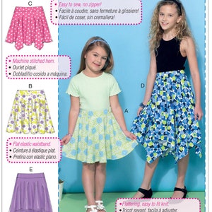 Puede incluir: Patrón de costura para faldas de niñas. El patrón incluye cuatro estilos de faldas diferentes: una falda de lunares rosa, una falda de estampado floral, una falda de estampado verde y azul y una falda morada con un dobladillo alto-bajo. El patrón está etiquetado como M7345.