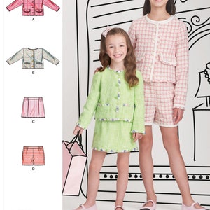 Può includere: Un cartamodello per una giacca, una gonna e pantaloncini. Il cartamodello include una giacca a quadri rosa e bianca, una gonna verde con ricami floreali e pantaloncini a righe rosse e bianche. Il cartamodello è stato progettato e stampato negli Stati Uniti.