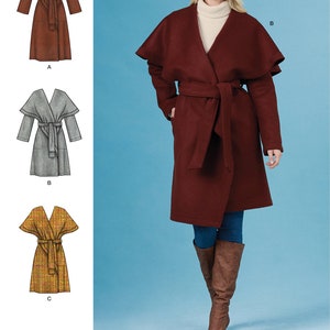 Può includere: Modello di cucito per un cappotto avvolgente con collo a scialle e cintura annodata. Il modello include tre varianti: un cappotto marrone, un cappotto grigio e un cappotto con motivo giallo e marrone.