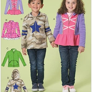 Op de afbeelding: Naai-patroon voor kinderhoodies. Het patroon omvat vier verschillende stijlen: een roze hoodie met een ster, een camouflage hoodie met een ster, een groene hoodie en een roze hoodie met een kantversiering. Het patroon is voor maten 2-14.