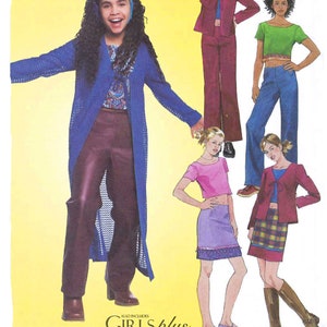 Op de afbeelding: Naai-patroon voor vijf verschillende outfits voor meisjes. Het patroon bevat een lange blauwe cardigan, een paarse rok, een roze top, een groene top, een blauwe jeans, een rood jasje, een geruite rok en een bruin jasje. Het patroon is voor meisjes in de maten 10 tot 16.