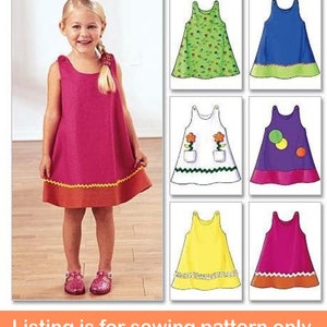 Peut inclure: Patron de couture pour une robe sans manches avec une variété de couleurs et de motifs. Le patron comprend une robe verte à pois blancs, une robe bleue avec une bordure verte, une robe blanche avec des appliques de fleurs, une robe violette avec des cercles colorés, une robe jaune avec un ourlet à volants et une robe rose avec une bordure orange.