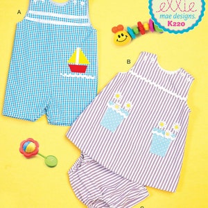 Pode incluir: Um padrão de costura para dois conjuntos de bebé. O primeiro conjunto é um macacão de vichy azul e branco com uma aplicação de veleiro. O segundo conjunto é um vestido de riscas roxas e brancas com uma fralda a condizer. O padrão chama-se "Button Up Baby!" e é da Ellie Mae Designs.