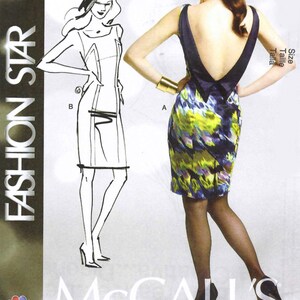 Pode incluir: Um padrão de costura para um vestido com costas baixas e um detalhe de laço. O padrão é etiquetado como "Fácil" e é da McCall's Fashion Star.