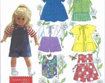 Puede incluir: Una muñeca con un peto vaquero y una camiseta a rayas rojas y blancas se muestra junto a varios patrones de ropa infantil. Los patrones incluyen un vestido azul, una camiseta y pantalones cortos a cuadros verdes, un vestido amarillo y un pelele patchwork rojo. El texto "Listing is for sewing pattern only" está en la parte inferior.