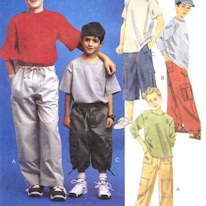 以下が含まれることがあります： 男の子用カーゴパンツの縫製パターン。パターンには、ロングパンツ2本、ショートパンツ1本、カプリパンツ1本の4種類のパンツが含まれています。パンツはすべて、さまざまなポケットとディテールで仕上げられています。