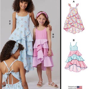 Pode incluir: Duas meninas usando vestidos em camadas. Um é azul claro com estampa floral, o outro rosa xadrez. A imagem também mostra ilustrações de padrões de costura dos vestidos. Texto: A listagem é apenas para o padrão de costura.